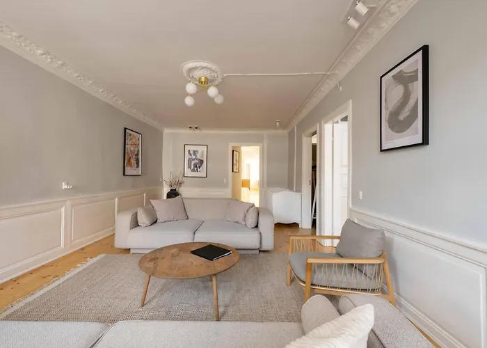 Big 4 Bedroom Apartment With Bathtub By Cph City Hall Square